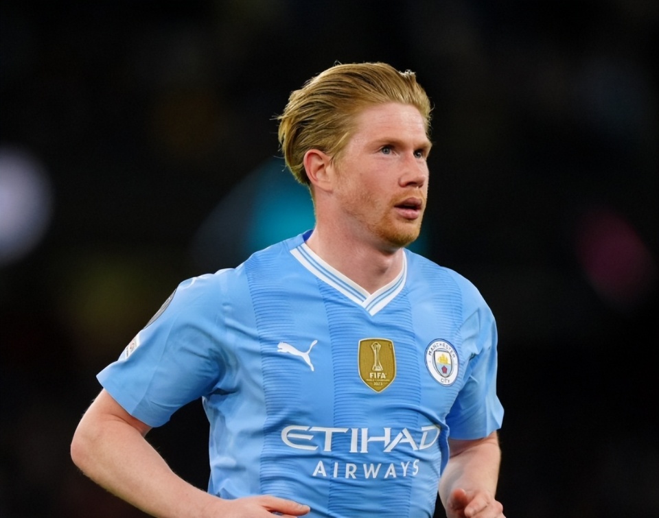 英超日本国脚与战犯照片合影，其俱乐部比赛在中国照常直播引球迷不满，咪咕客服回应