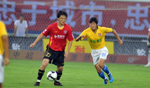 队友接连被罚下！维尼修斯讽刺裁判：多来点红牌吧！