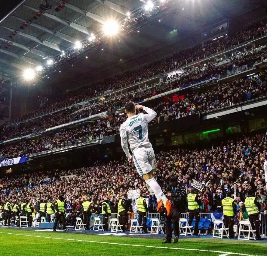 赵鸿刚因耳光大赛引发舆论，鸽武缘退位为信鸽爱好者，玄武挑战引发流量狂欢，传统武术遭网络戏谑与质疑。