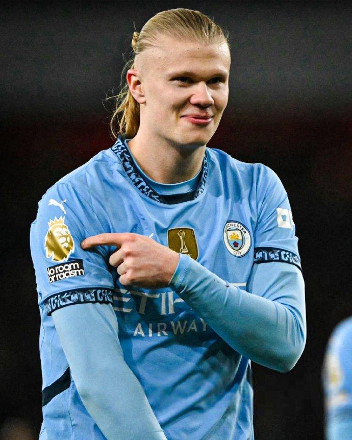 小孔塞桑被换下情绪激动不是因为斯帕莱蒂，是因摄影师险些绊倒他