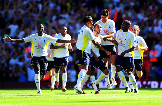 女生打高尔夫打中野鸭，鸭在湖中走，高尔夫从天上来