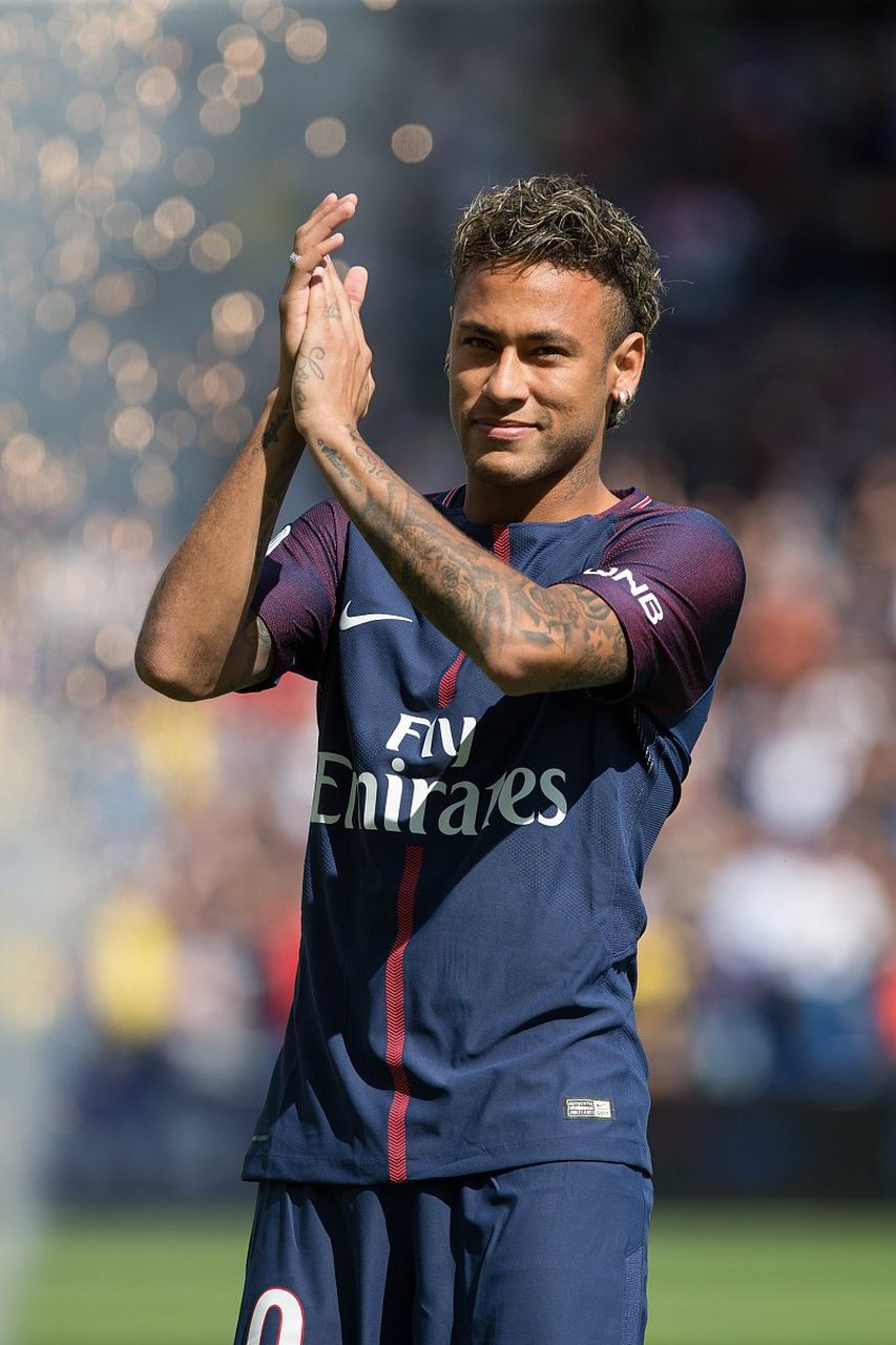 卫报：巴萨将凯恩视为取代莱万的首选目标，很可能激活违约金