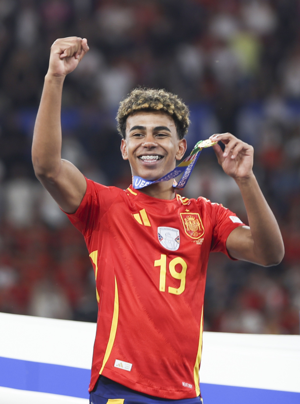 “黄袍”加身，里约热内卢基督像穿上黄潜球衣