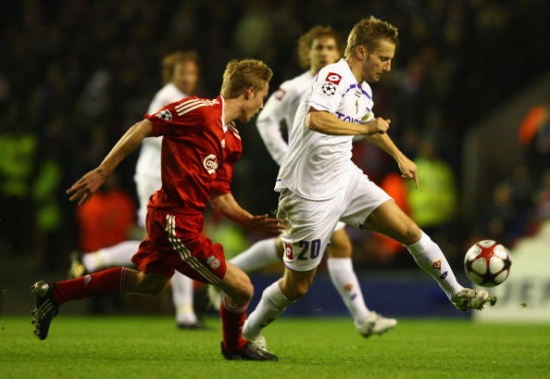 足球英超双红会爆发冲突，多人吃黄牌