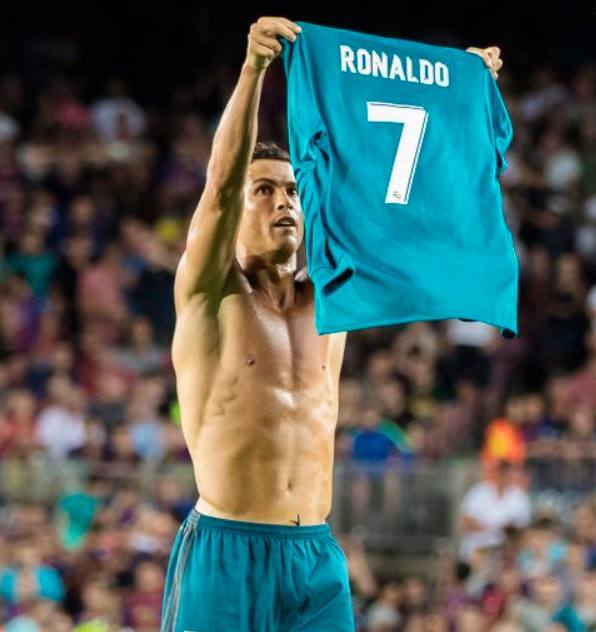 小伙高尔夫模拟器前打高尔夫，结果一杆打到消防喷淋头