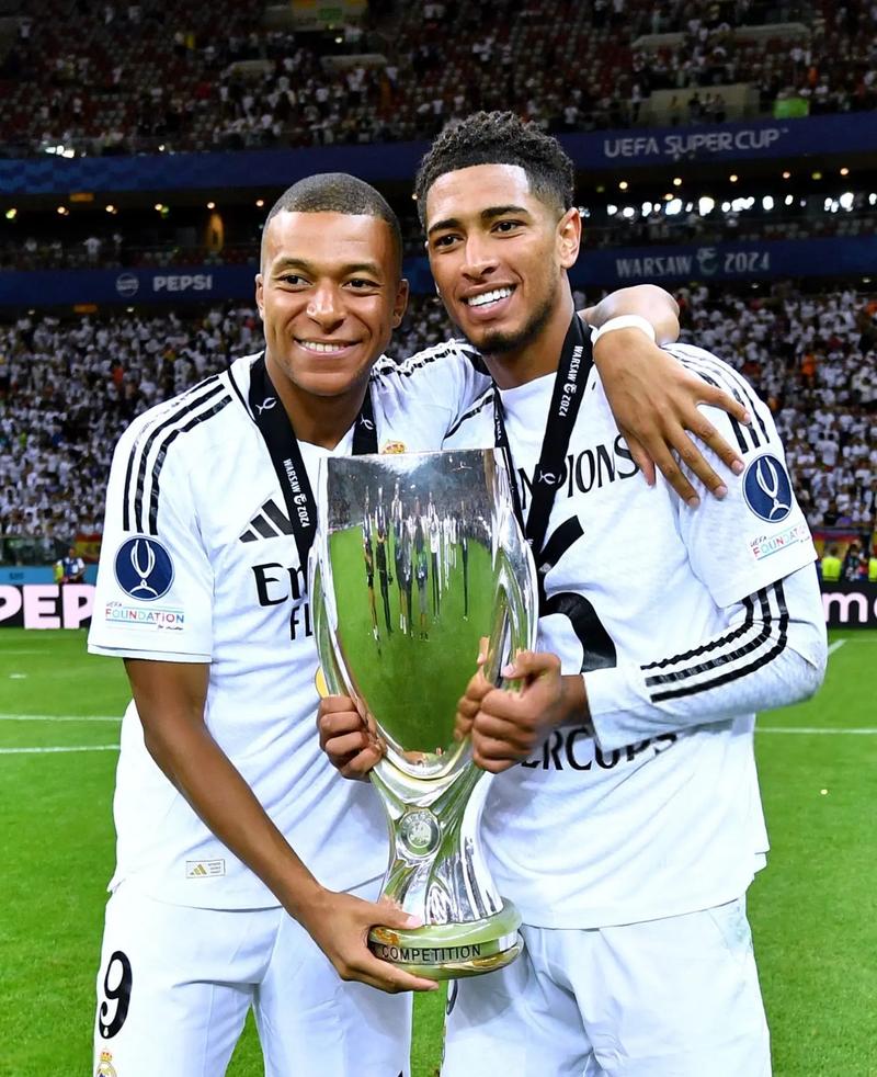 记者：尤文正努力与巴黎就穆阿尼达成协议，热刺也在争夺他